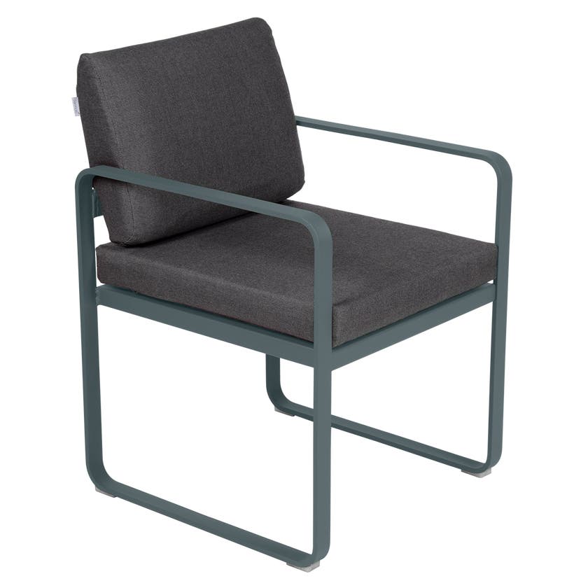 Fauteuil de repas BELLEVIE de Fermob, Gris orage, coussin gris graphite Fauteuil de repas BELLEVIE de Fermob, Gris orage, coussin gris graphite