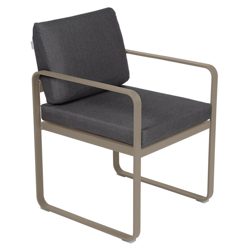Fauteuil de repas BELLEVIE de Fermob, Muscade, coussin gris graphite Fauteuil de repas BELLEVIE de Fermob, Muscade, coussin gris graphite