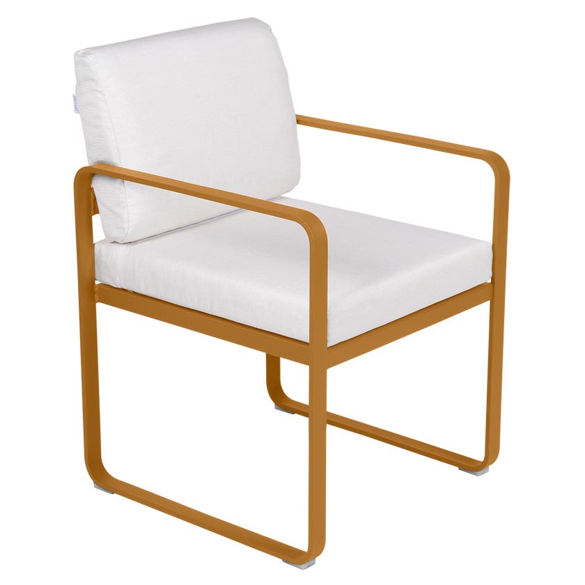 Fauteuil de repas BELLEVIE de Fermob, Pain d'épices, Coussin Blanc grisé Fauteuil de repas BELLEVIE de Fermob, Pain d'épices, Coussin Blanc grisé