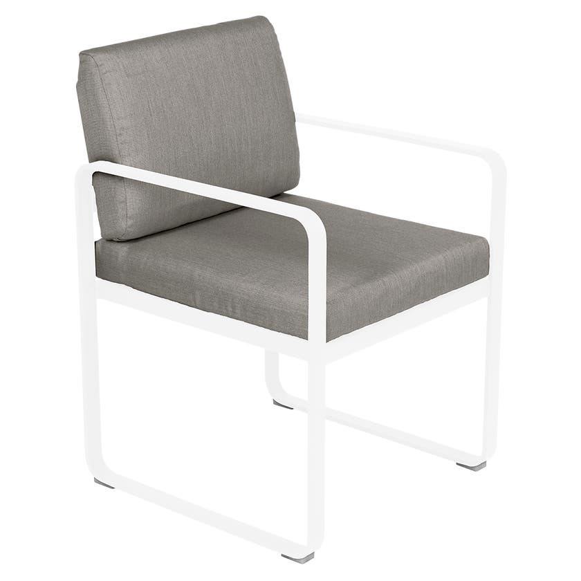 Fauteuil de repas BELLEVIE de Fermob, Blanc coton, Coussin Taupe grisé Fauteuil de repas BELLEVIE de Fermob, Blanc coton, Coussin Taupe grisé