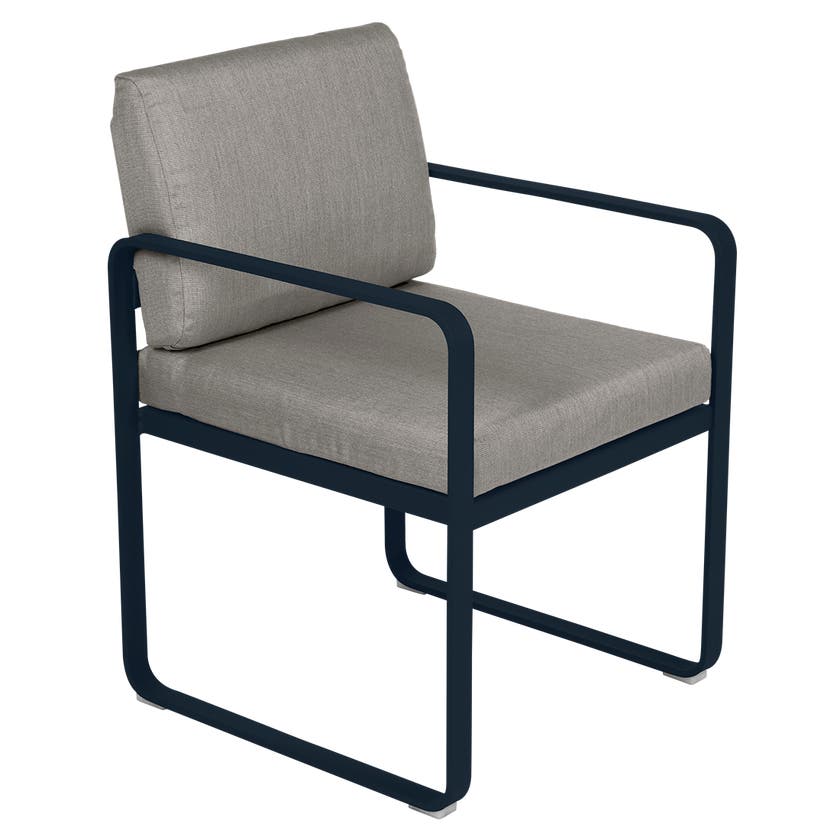 Fauteuil de repas BELLEVIE de Fermob, Bleu abysse, Coussin Taupe grisé Fauteuil de repas BELLEVIE de Fermob, Bleu abysse, Coussin Taupe grisé
