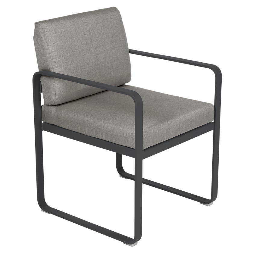Fauteuil de repas BELLEVIE de Fermob, Carbone , Coussin Taupe grisé Fauteuil de repas BELLEVIE de Fermob, Carbone , Coussin Taupe grisé
