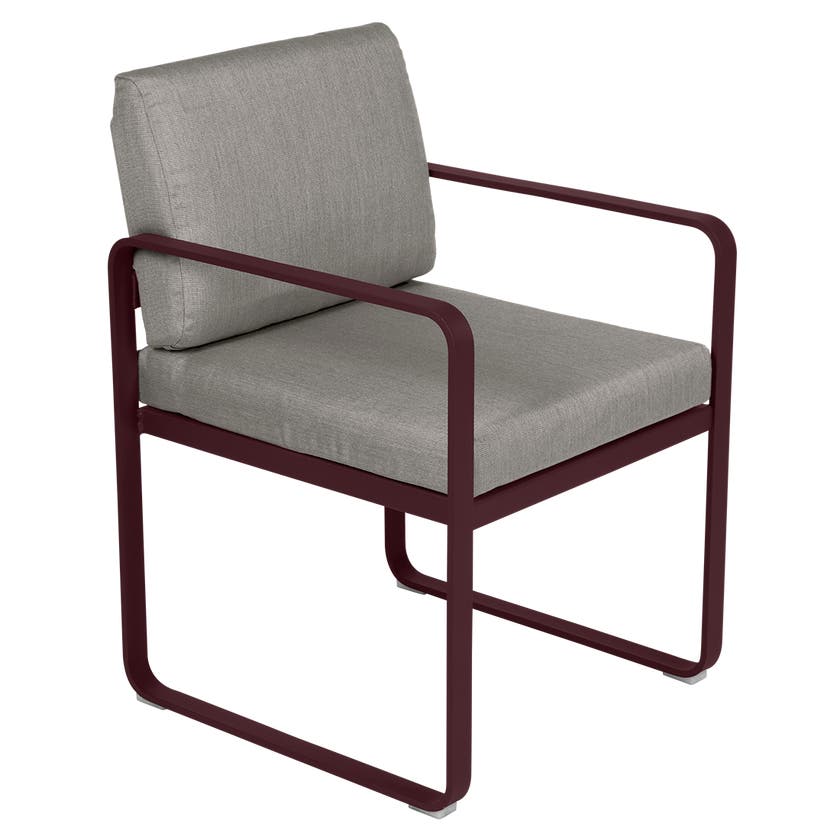 Fauteuil de repas BELLEVIE de Fermob, Cerise noire, Coussin Taupe grisé Fauteuil de repas BELLEVIE de Fermob, Cerise noire, Coussin Taupe grisé