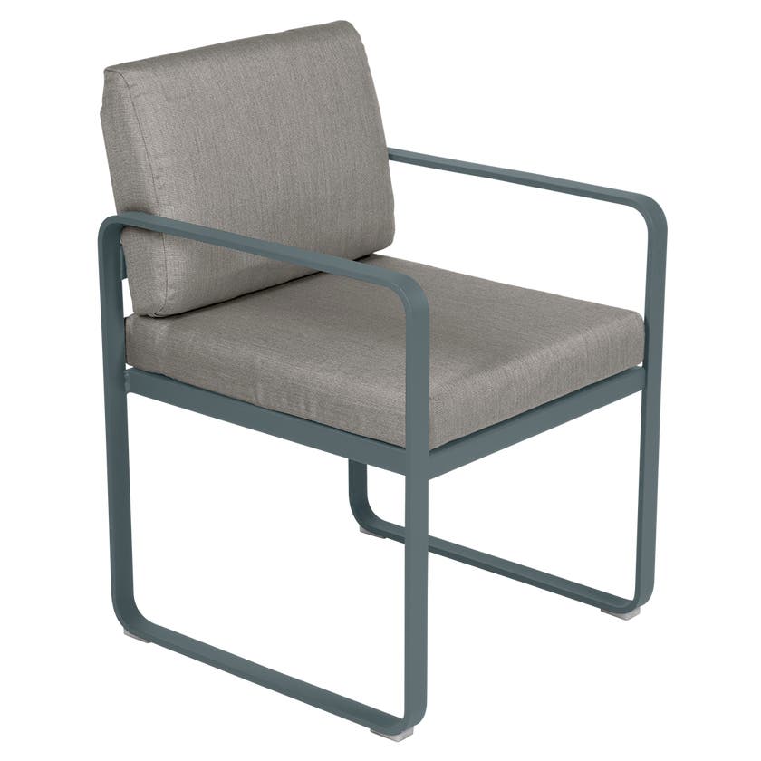 Fauteuil de repas BELLEVIE de Fermob, Gris orage, Coussin Taupe grisé Fauteuil de repas BELLEVIE de Fermob, Gris orage, Coussin Taupe grisé