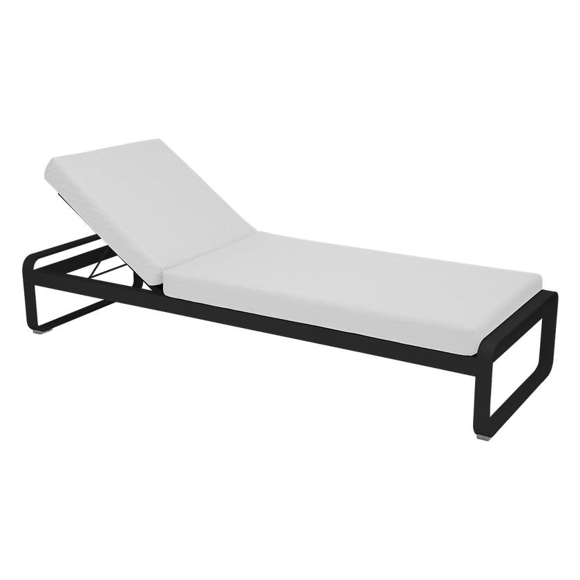 Lit de soleil BELLEVIE de Fermob, Réglisse, Coussin Blanc grisé Lit de soleil BELLEVIE de Fermob, Réglisse, Coussin Blanc grisé