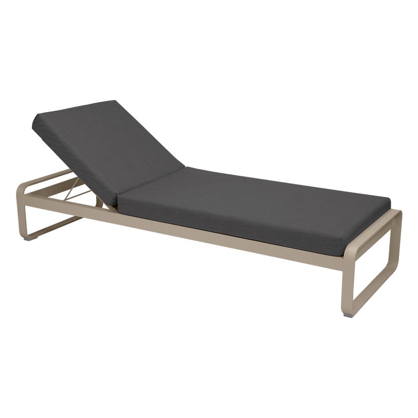 Lit de soleil BELLEVIE de Fermob, Muscade, Coussin Gris graphite Lit de soleil BELLEVIE de Fermob, Muscade, Coussin Gris graphite