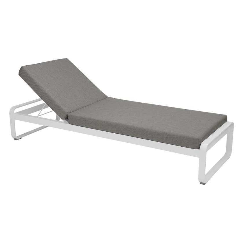 Lit de soleil BELLEVIE de Fermob, Blanc coton, Coussin Taupe grisé Lit de soleil BELLEVIE de Fermob, Blanc coton, Coussin Taupe grisé