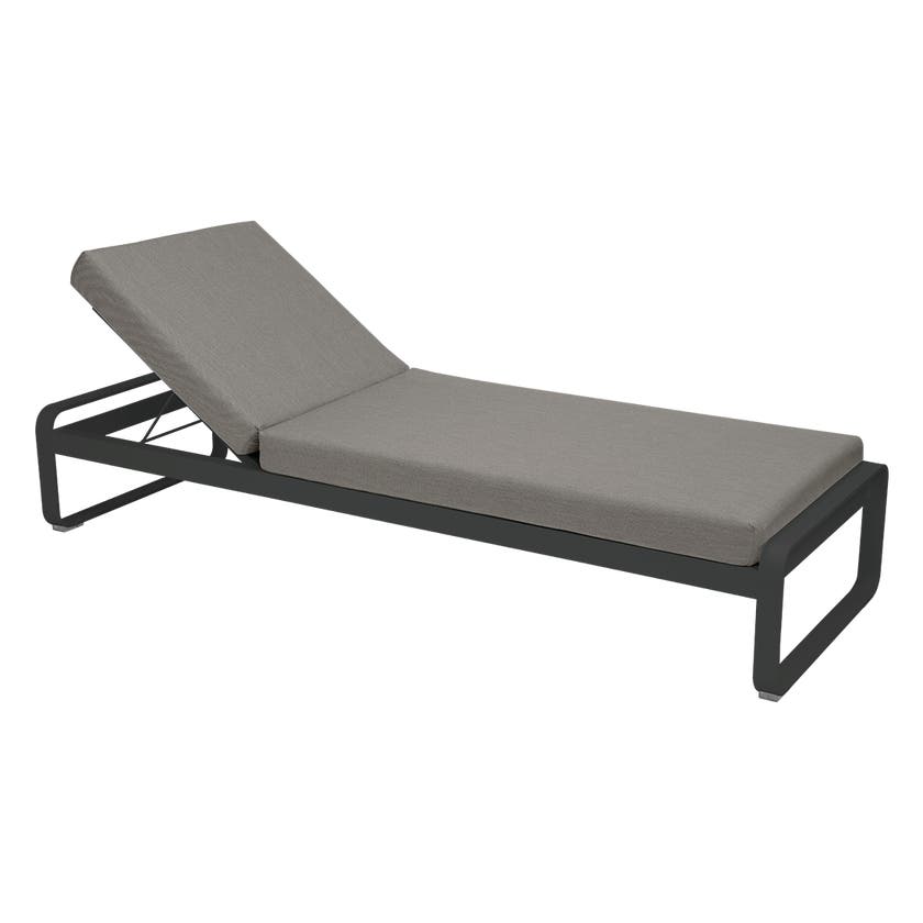 Lit de soleil BELLEVIE de Fermob, Carbone , Coussin Taupe grisé Lit de soleil BELLEVIE de Fermob, Carbone , Coussin Taupe grisé