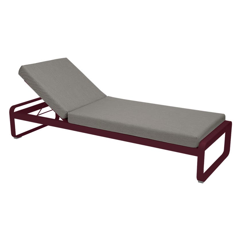 Lit de soleil BELLEVIE de Fermob, Cerise noire, Coussin Taupe grisé Lit de soleil BELLEVIE de Fermob, Cerise noire, Coussin Taupe grisé
