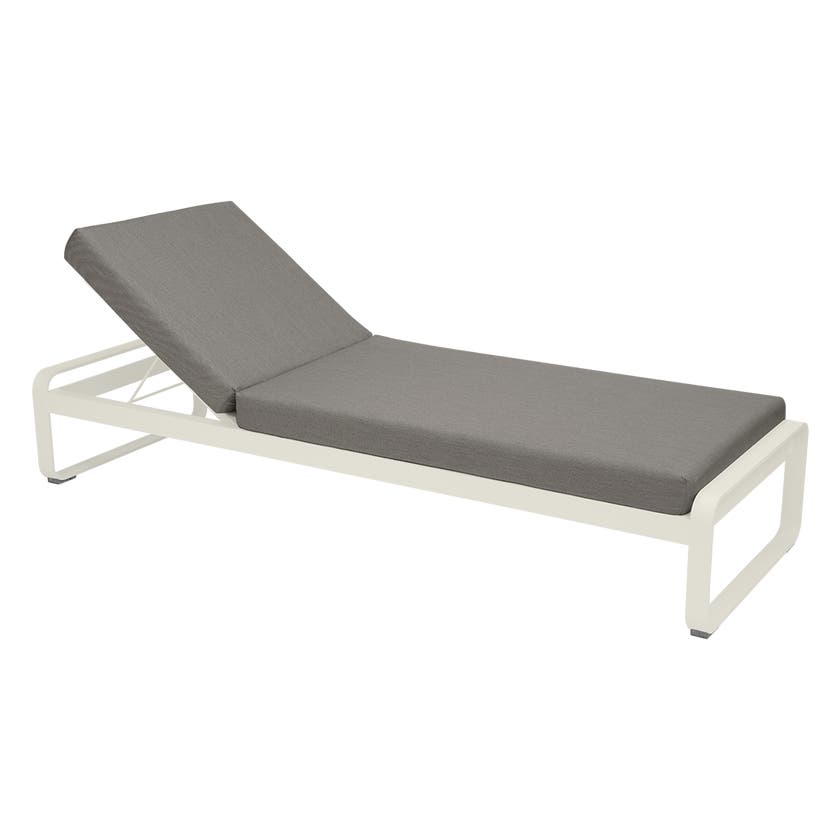 Lit de soleil BELLEVIE de Fermob, Gris argile, Coussin Taupe grisé Lit de soleil BELLEVIE de Fermob, Gris argile, Coussin Taupe grisé