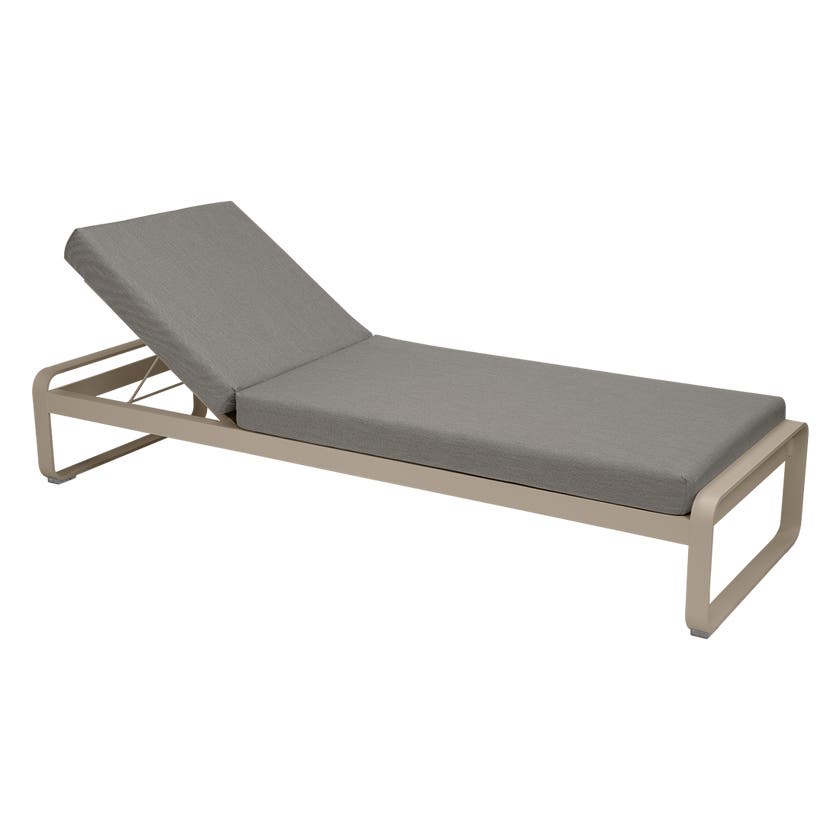 Lit de soleil BELLEVIE de Fermob, Muscade, Coussin Taupe grisé Lit de soleil BELLEVIE de Fermob, Muscade, Coussin Taupe grisé