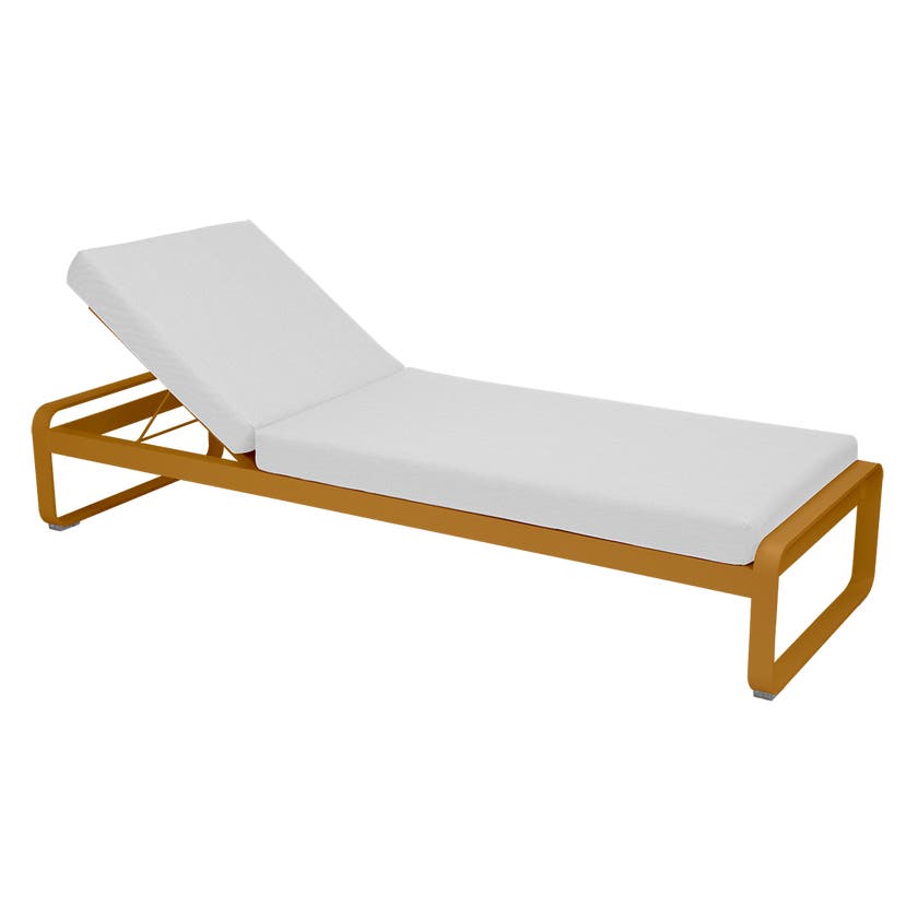 Lit de soleil BELLEVIE de Fermob, Pain d'épices, Coussin Blanc grisé Lit de soleil BELLEVIE de Fermob, Pain d'épices, Coussin Blanc grisé