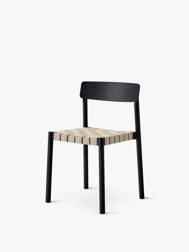 Chaise BETTY TK1 de &Tradition, Structure chêne laqué noir, Assise lin naturel Chaise BETTY TK1 de &Tradition, Structure chêne laqué noir, Assise lin naturel