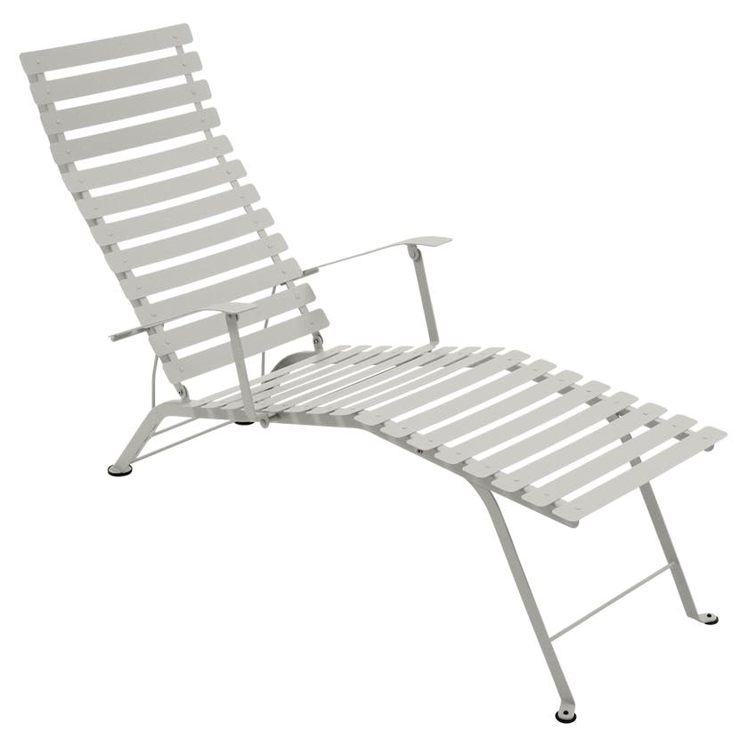 Chaise longue pliante BISTRO de Fermob, Gris argile Chaise longue pliante BISTRO de Fermob, Gris argile