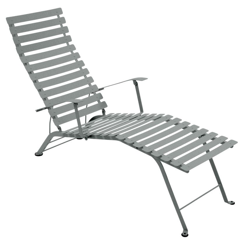 Chaise longue pliante BISTRO de Fermob, Gris lapilli Chaise longue pliante BISTRO de Fermob, Gris lapilli