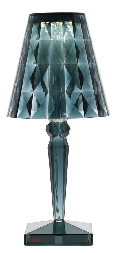 Lampe à poser BIG BATTERY de Kartell, Led/ sur secteur avec interrupteur on/off, Bleu ciel Lampe à poser BIG BATTERY de Kartell, Led/ sur secteur avec interrupteur on/off, Bleu ciel