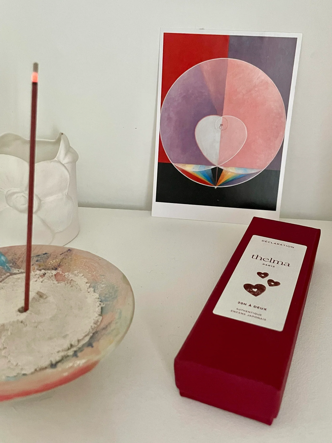 Boîte de 48 bâtons d'encens DÉCLARATION de Thelma Paris, Bois de rose, cannelle et clou de girofle Boîte de 48 bâtons d'encens DÉCLARATION de Thelma Paris, Bois de rose, cannelle et clou de girofle