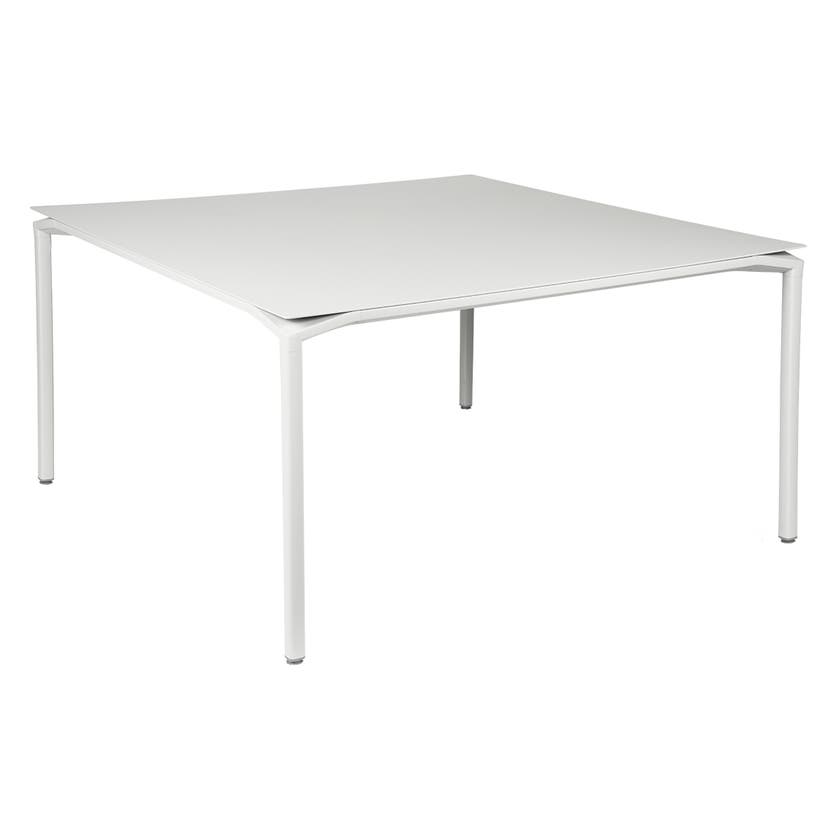 Table CALVI de Fermob, 140 x 140 cm, Blanc coton Table CALVI de Fermob, 140 x 140 cm, Blanc coton