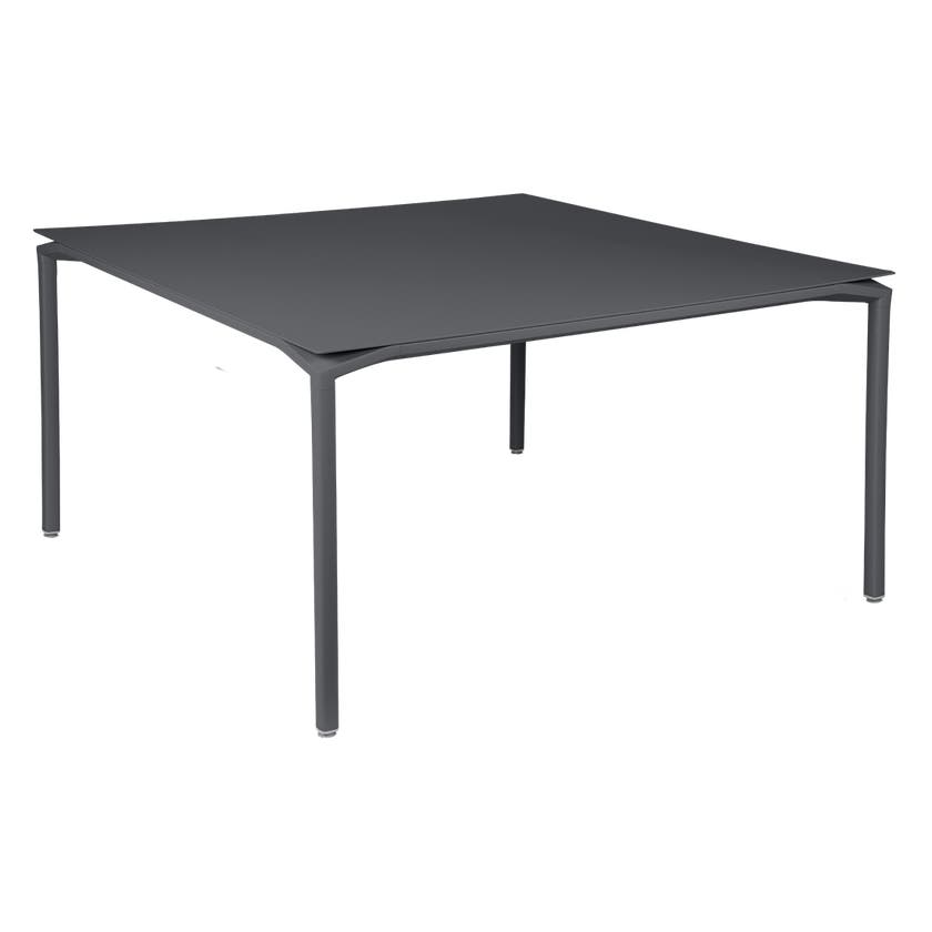 Table CALVI de Fermob, 140 x 140 cm, Carbone Table CALVI de Fermob, 140 x 140 cm, Carbone