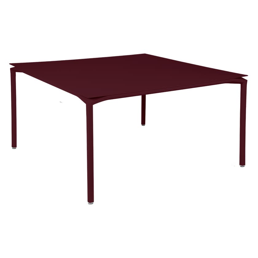 Table CALVI de Fermob, 140 x 140 cm, Cerise noire Table CALVI de Fermob, 140 x 140 cm, Cerise noire