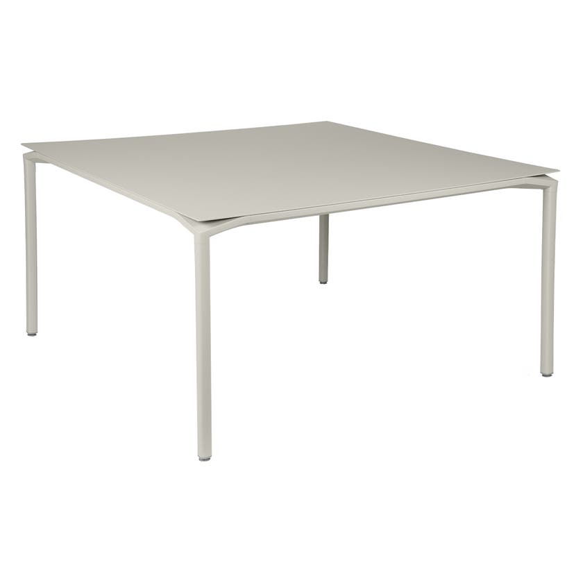 Table CALVI de Fermob, 140 x 140 cm, Gris argile Table CALVI de Fermob, 140 x 140 cm, Gris argile