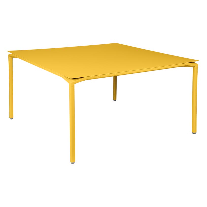 Table CALVI de Fermob, 140 x 140 cm, Miel Table CALVI de Fermob, 140 x 140 cm, Miel