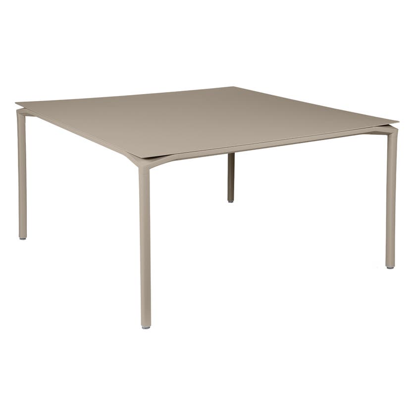 Table CALVI de Fermob, 140 x 140 cm, Muscade Table CALVI de Fermob, 140 x 140 cm, Muscade