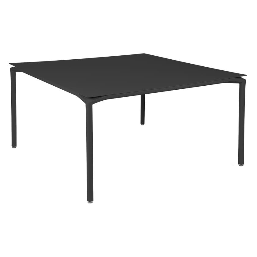 Table CALVI de Fermob, 140 x 140 cm, Réglisse Table CALVI de Fermob, 140 x 140 cm, Réglisse