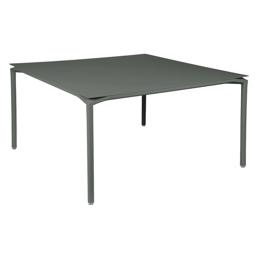 Table CALVI de Fermob, 140 x 140 cm, Romarin Table CALVI de Fermob, 140 x 140 cm, Romarin