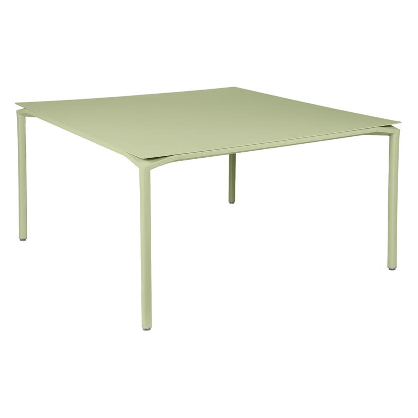 Table CALVI de Fermob, 140 x 140 cm, Tilleul Table CALVI de Fermob, 140 x 140 cm, Tilleul