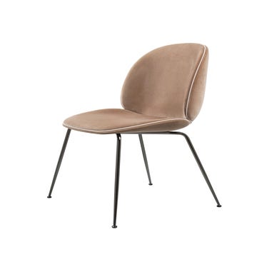 Chaise BEETLE Fully Upholstered avec pieds chromé noir de Gubi, Marron