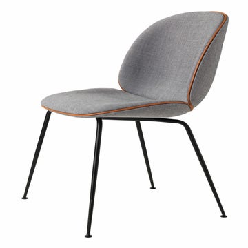 Chaise BEETLE Fully Upholstered avec pieds noir de Gubi, Gris clair