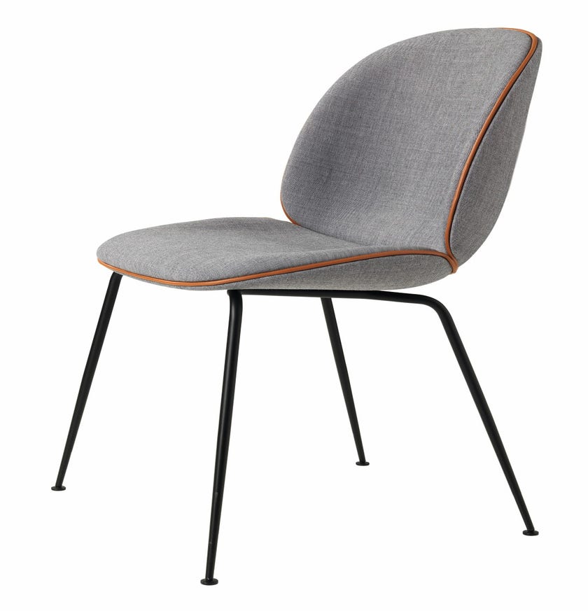 Chaise BEETLE Fully Upholstered avec pieds noir de Gubi, Gris clair