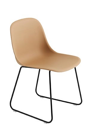 Chaise FIBER SIDE de Muuto, Sled base, Ocre / Noir Chaise FIBER SIDE de Muuto, Sled base, Ocre / Noir