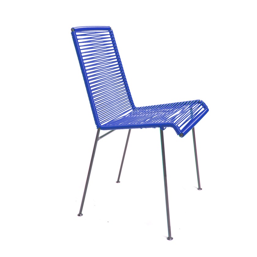 Chaise MAZUNTE de Boqa avec structure noire, Bleu nuit Chaise MAZUNTE de Boqa avec structure noire, Bleu nuit