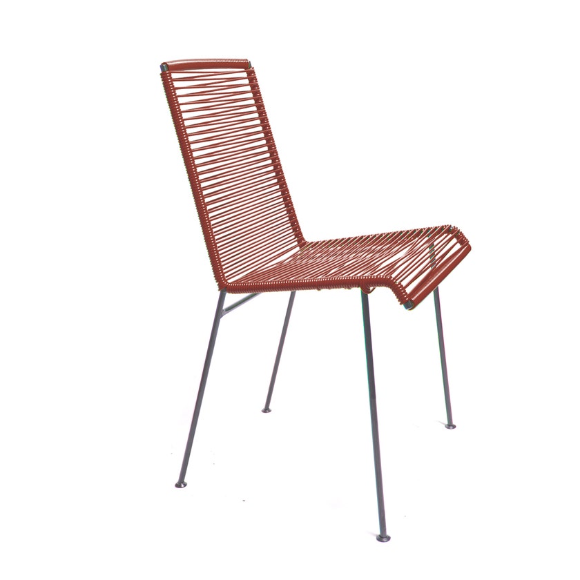 Chaise MAZUNTE de Boqa avec structure noire, Bordeaux Chaise MAZUNTE de Boqa avec structure noire, Bordeaux