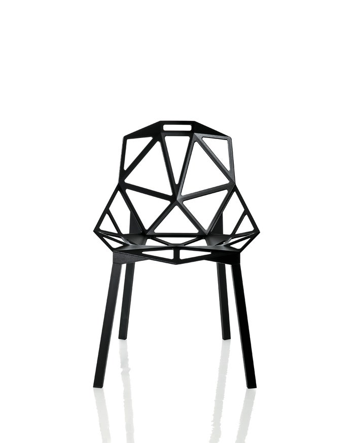 Chaise empilable ONE avec pieds en aluminium anodisé noir de Magis Chaise empilable ONE avec pieds en aluminium anodisé noir de Magis