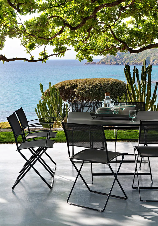 Chaise pliante PLEIN AIR de Fermob, Gris orage Stéréo Chaise pliante PLEIN AIR de Fermob, Gris orage Stéréo
