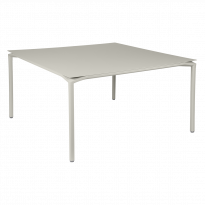 Table CALVI de Fermob, 140 x 140 cm, Gris argile