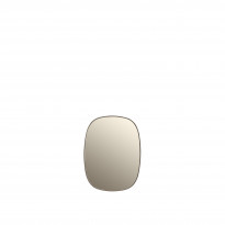 Miroir mural FRAMED MIRROR de Muuto, Small, Taupe/verre taupe