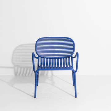 Fauteuil bas WEEK-END de Petite Friture, Bleu outremer