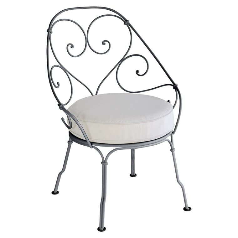 Fauteuil CABRIOLET de Fermob, Coussin blanc grisé, Carbone Fauteuil CABRIOLET de Fermob, Coussin blanc grisé, Carbone