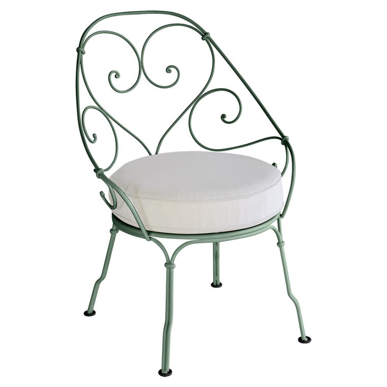 Fauteuil CABRIOLET de Fermob, Coussin blanc grisé, Vert cèdre Fauteuil CABRIOLET de Fermob, Coussin blanc grisé, Vert cèdre