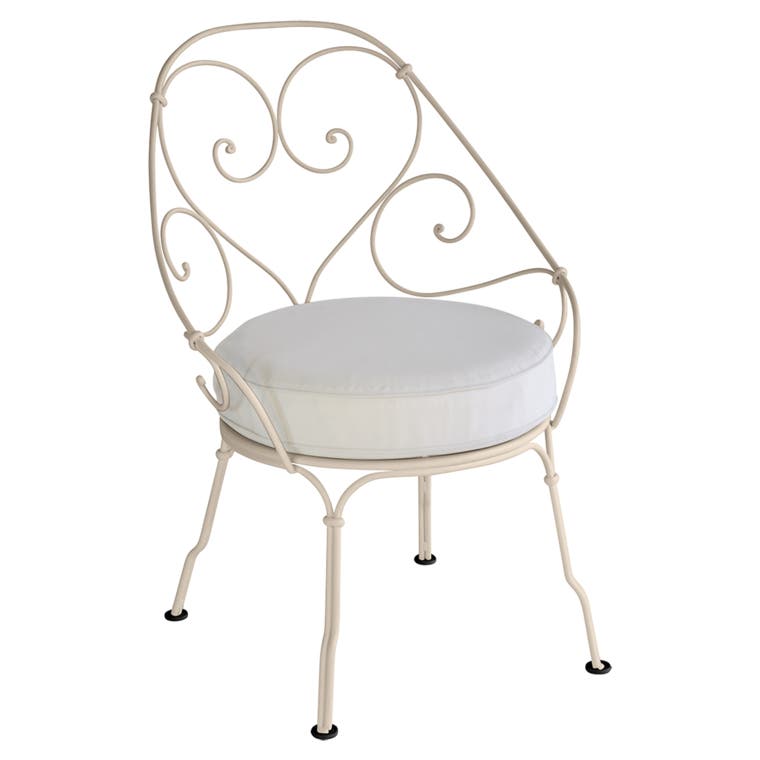 Fauteuil CABRIOLET de Fermob, Coussin blanc grisé, Muscade Fauteuil CABRIOLET de Fermob, Coussin blanc grisé, Muscade