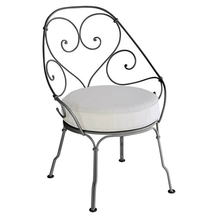Fauteuil CABRIOLET de Fermob, Coussin blanc grisé, Réglisse Fauteuil CABRIOLET de Fermob, Coussin blanc grisé, Réglisse