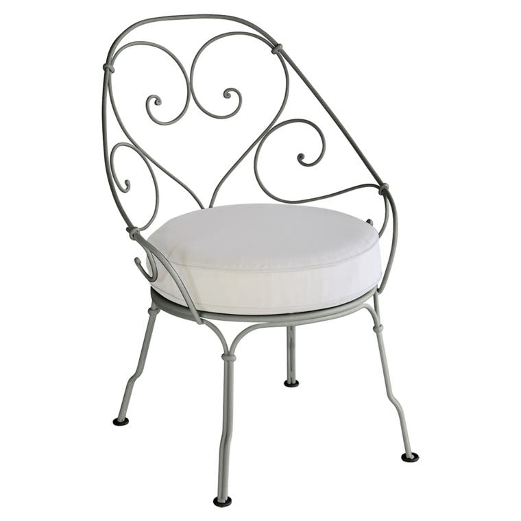 Fauteuil CABRIOLET de Fermob, Coussin blanc grisé, Romarin Fauteuil CABRIOLET de Fermob, Coussin blanc grisé, Romarin