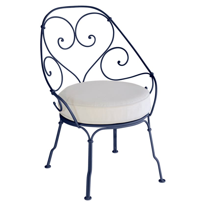 Fauteuil CABRIOLET de Fermob, Coussin blanc grisé, Bleu abysse Fauteuil CABRIOLET de Fermob, Coussin blanc grisé, Bleu abysse