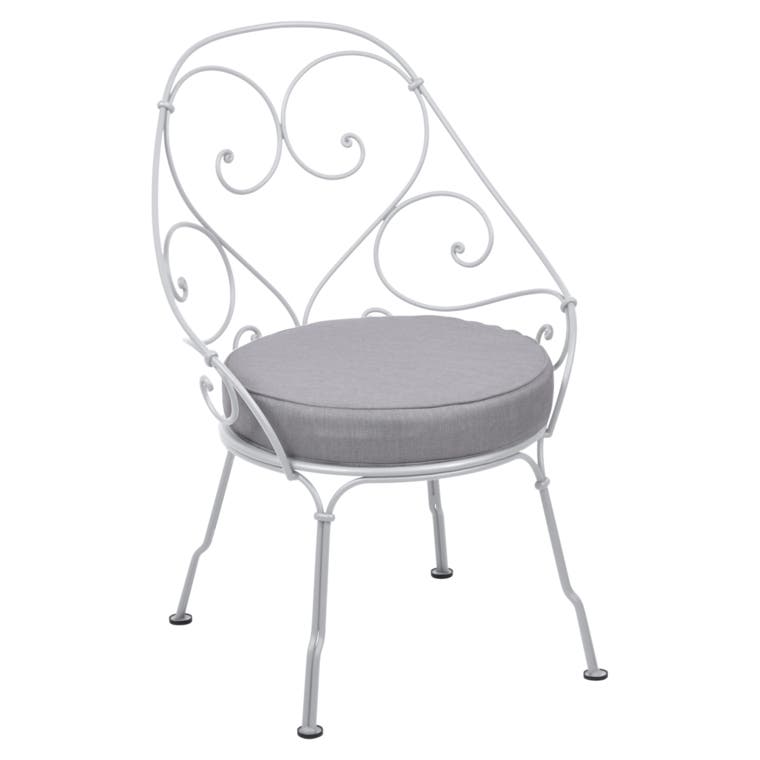 Fauteuil CABRIOLET de Fermob, Coussin Gris flanelle, Blanc coton Fauteuil CABRIOLET de Fermob, Coussin Gris flanelle, Blanc coton