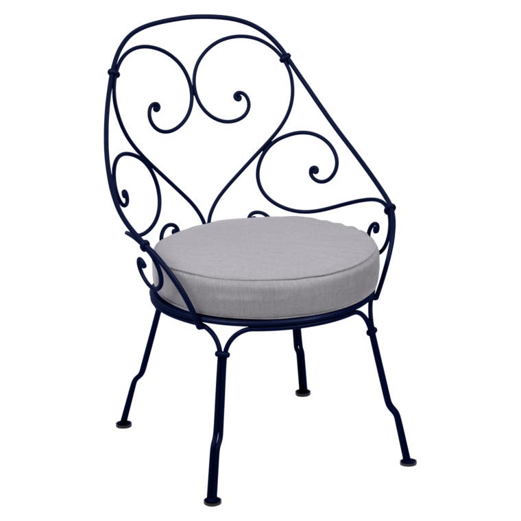 Fauteuil CABRIOLET de Fermob, Coussin Gris flanelle, Bleu abysse Fauteuil CABRIOLET de Fermob, Coussin Gris flanelle, Bleu abysse