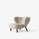 Fauteuil lounge LITTLE PETRA VB1, Pieds noyer huilé, Tissu Sheepskin Moonlight